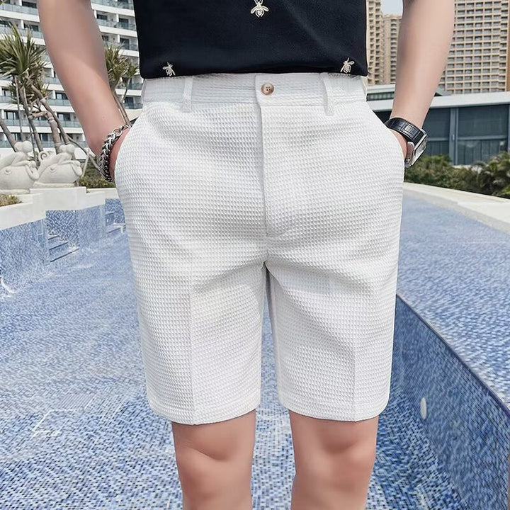 Eleganti pantaloncini da uomo slim-fit in tessuto testurizzato, con bottone, lunghezza al ginocchio e passanti per la cintura per garantire comfort ed eleganza