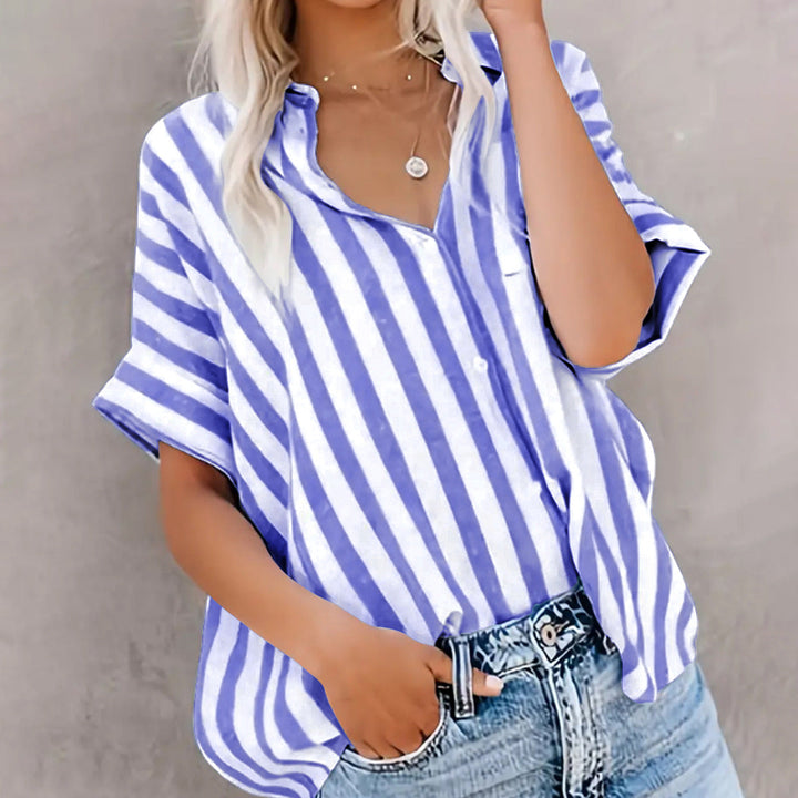 Camisa di manga corta per donna con stile relajado e design a raggiera con bottoni frontali