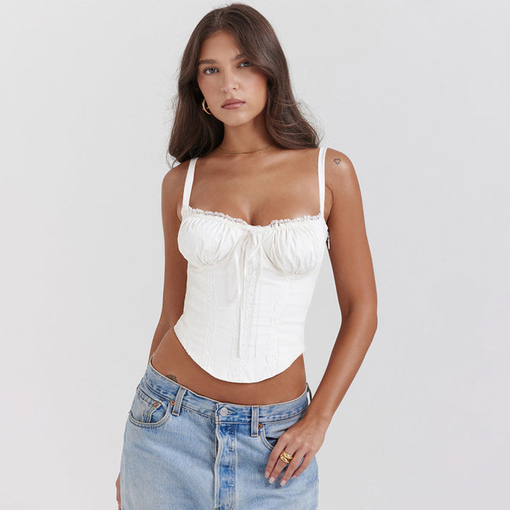 Top da donna in raso con delicati decori in pizzo, vestibilità slim, spalline sottili e una vistosa piega sul busto.