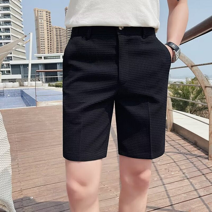 Eleganti pantaloncini da uomo slim-fit in tessuto testurizzato, con bottone, lunghezza al ginocchio e passanti per la cintura per garantire comfort ed eleganza