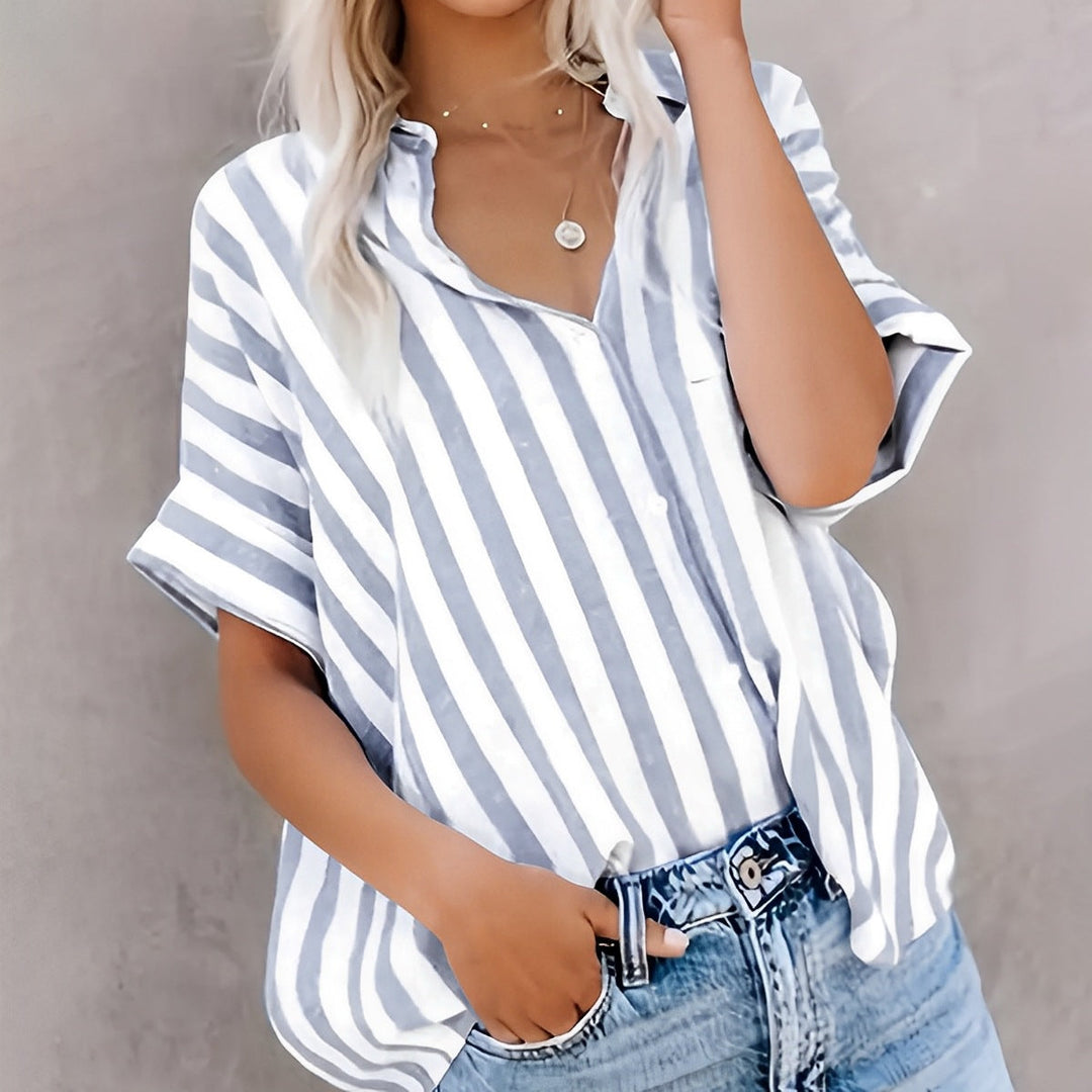 Camisa di manga corta per donna con stile relajado e design a raggiera con bottoni frontali
