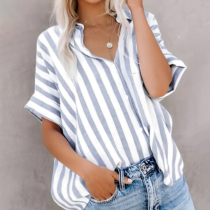 Camisa di manga corta per donna con stile relajado e design a raggiera con bottoni frontali