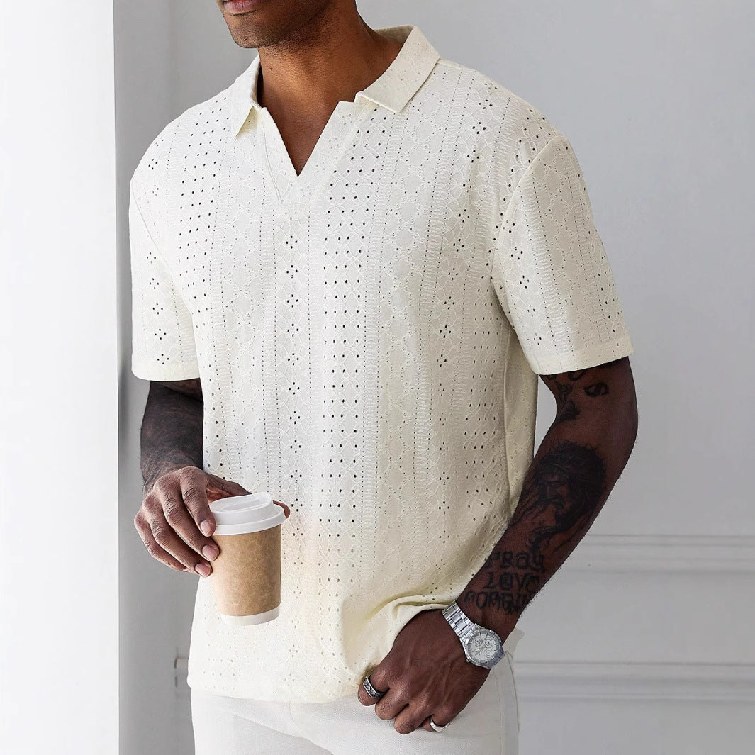 Elegante T-shirt da uomo in maglia con pizzo jacquard - vestibilità rilassata, maniche corte e scollatura a punta - traspirante e confortevole.