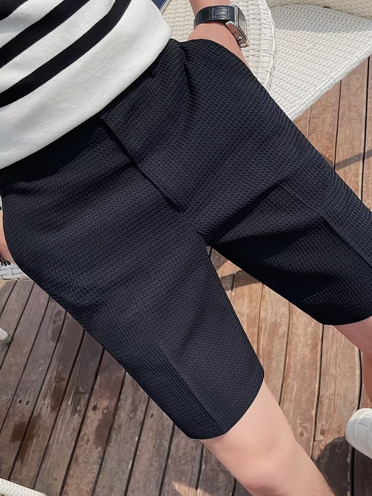 Eleganti pantaloncini da uomo slim-fit in tessuto testurizzato, con bottone, lunghezza al ginocchio e passanti per la cintura per garantire comfort ed eleganza