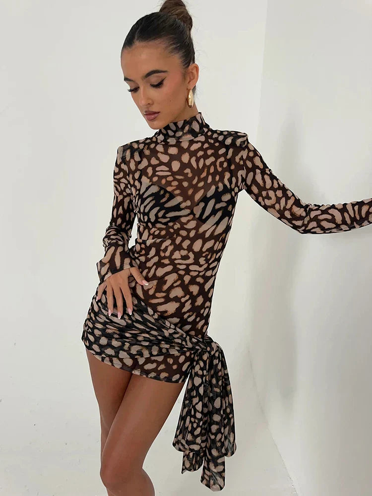 Elegante accappatoio da donna con stampa animalier alla moda, comodo colletto ed eleganti polsini longitudinali - con orlo regolabile ed elegante colletto drappeggiato