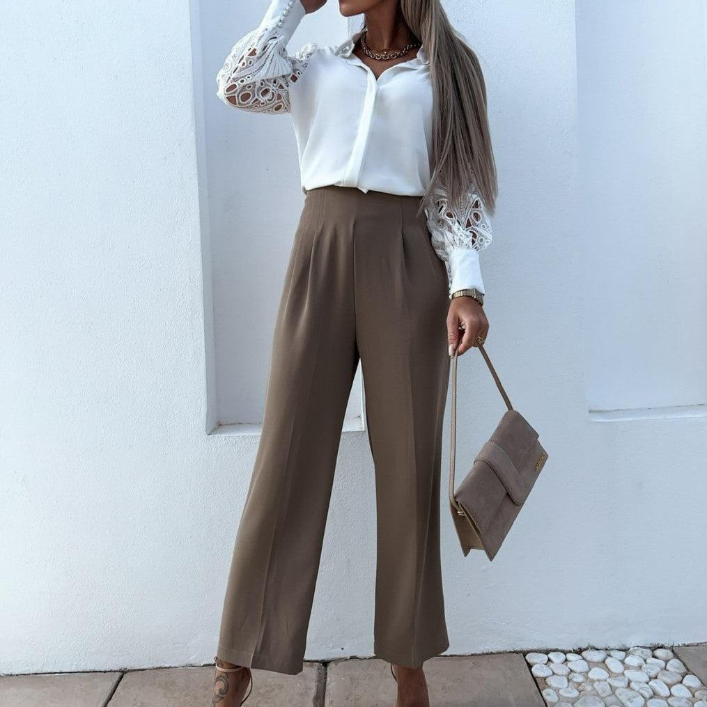 Elegante blusa da donna con maniche lunghe, accattivante scollatura profonda e dettaglio con bottoni - eleganza senza tempo
