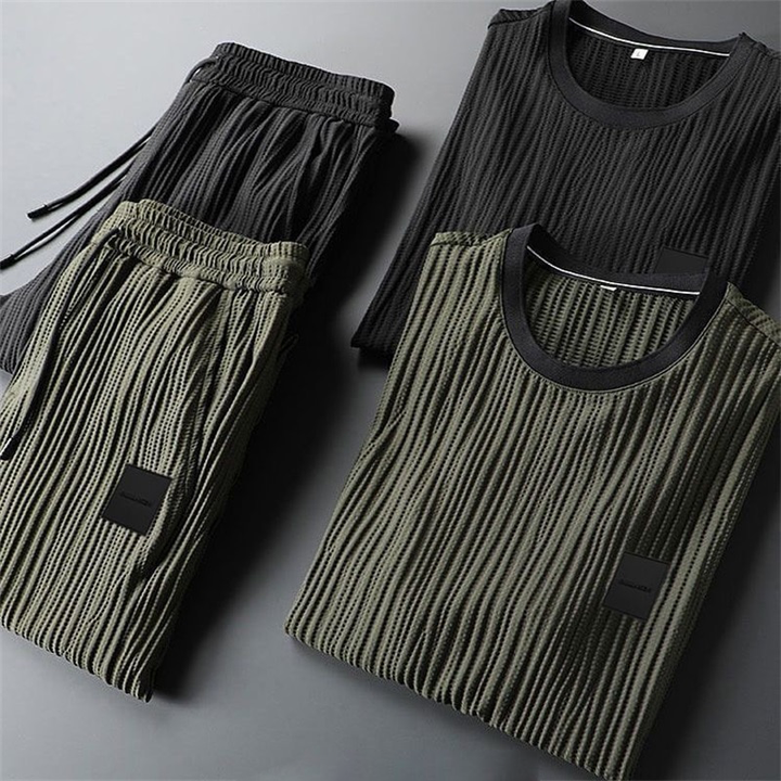 Elegante set tuta da uomo in tessuto plissettato - comoda T-shirt a maniche corte e comodi joggers dalla vestibilità rilassata
