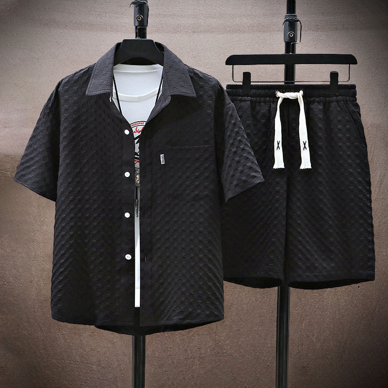 Elegante set da uomo in due pezzi: elegante camicia a maniche corte testurizzata e comodi pantaloncini con elastico in vita per un look casual e alla moda