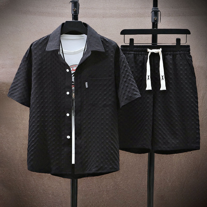 Elegante set da uomo in due pezzi: elegante camicia a maniche corte testurizzata e comodi pantaloncini con elastico in vita per un look casual e alla moda