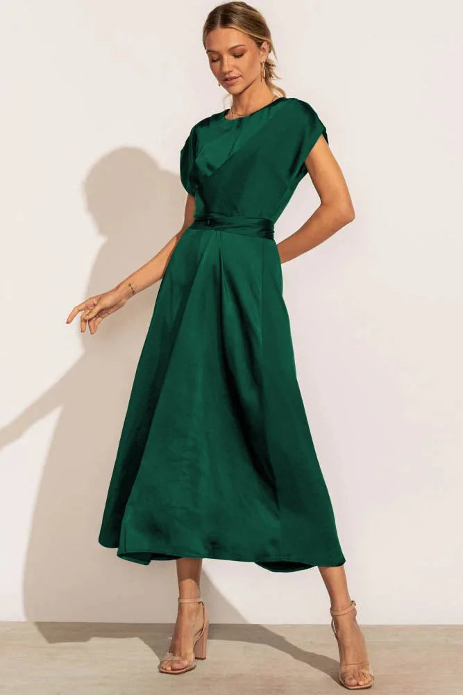 Elegante abito da sera in raso, con un drappeggio di grande effetto e una pratica cintura regolabile