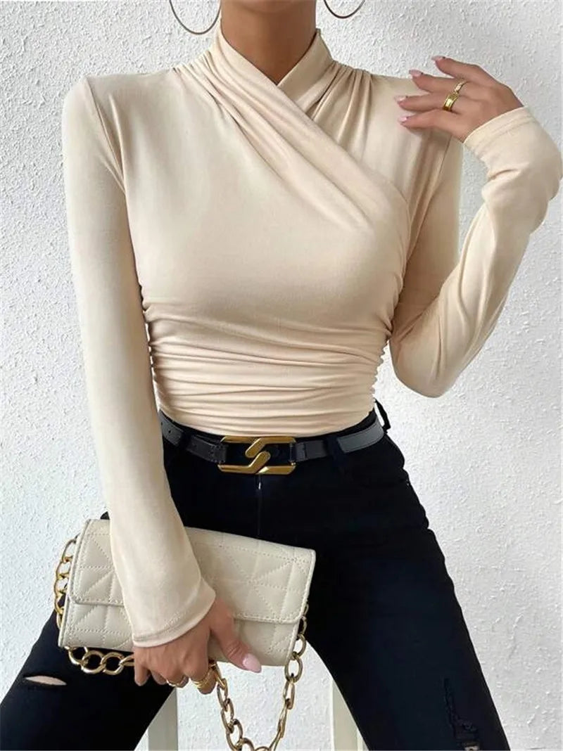 Top elegante da donna con scollo a punta e maniche lunghe - vestibilità slim elegante e aderente
