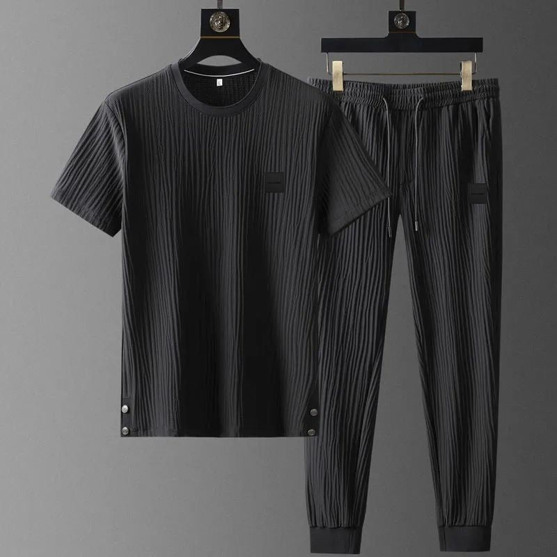 Elegante set tuta da uomo in tessuto plissettato - comoda T-shirt a maniche corte e comodi joggers dalla vestibilità rilassata