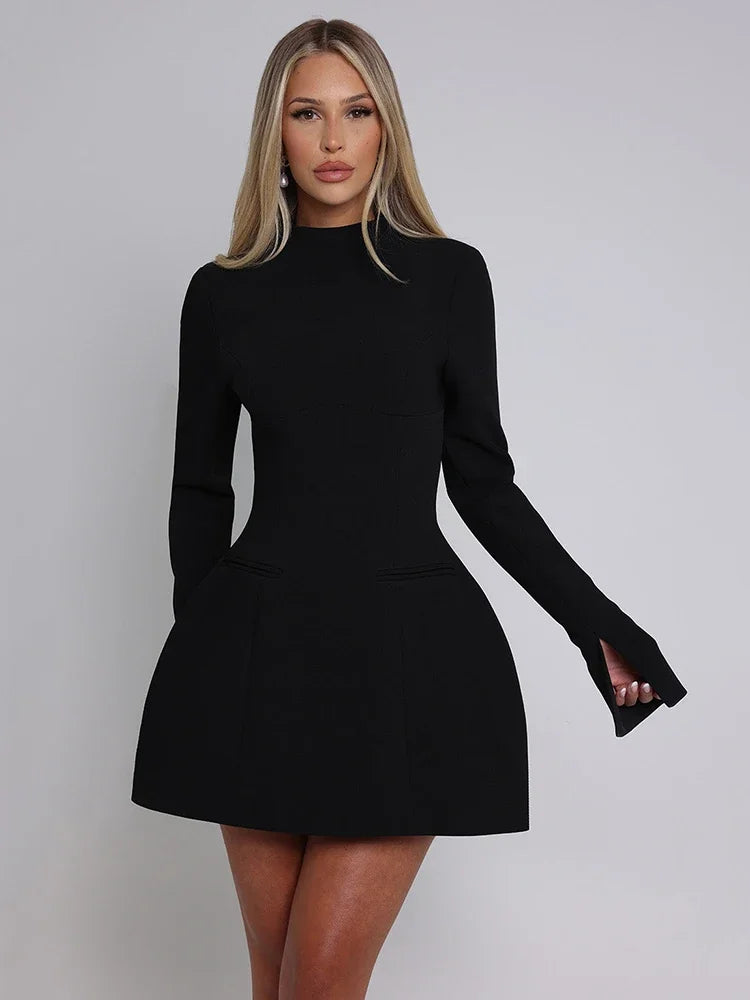 Elegante mini abito da donna con scollatura alta e maniche lunghe - taglio elegante e aderente, linea A, per ogni occasione