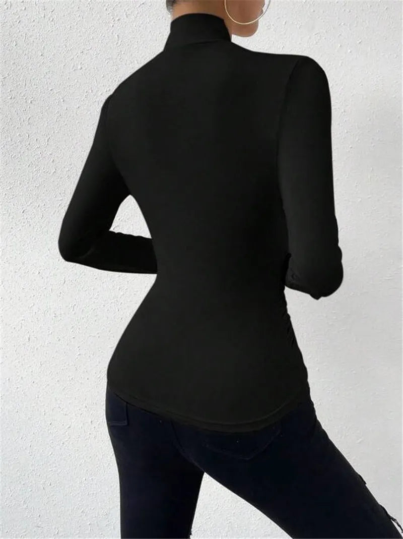 Top elegante da donna con scollo a punta e maniche lunghe - vestibilità slim elegante e aderente