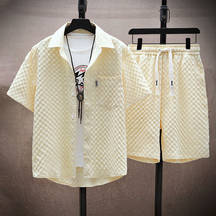 Elegante set da uomo in due pezzi: elegante camicia a maniche corte testurizzata e comodi pantaloncini con elastico in vita per un look casual e alla moda