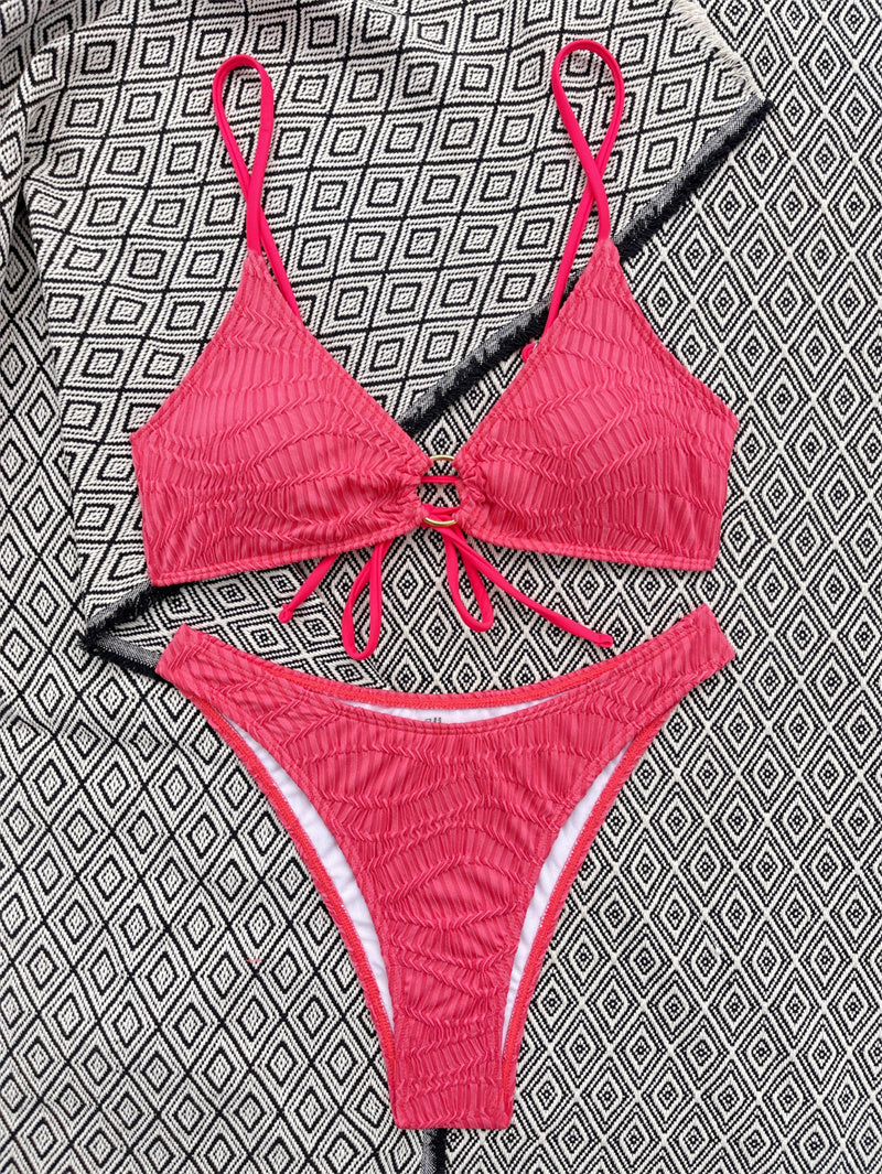 Un elegante set di audaci anelli per bikini da donna