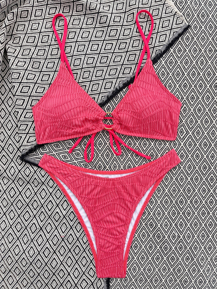 Un elegante set di audaci anelli per bikini da donna