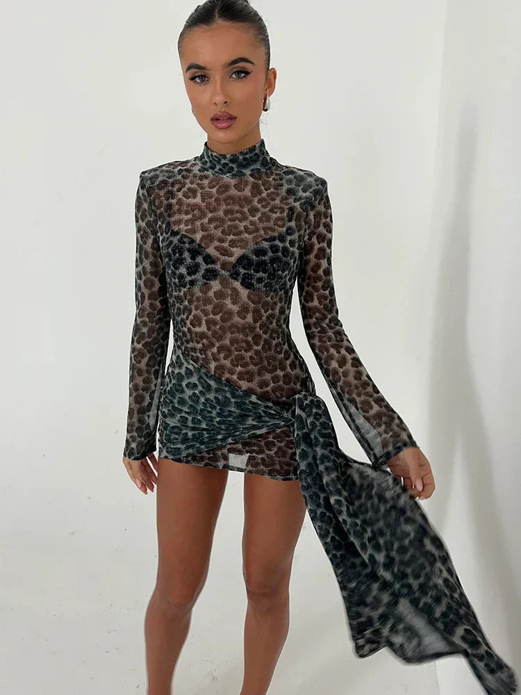Elegante accappatoio da donna con stampa animalier alla moda, comodo colletto ed eleganti polsini longitudinali - con orlo regolabile ed elegante colletto drappeggiato