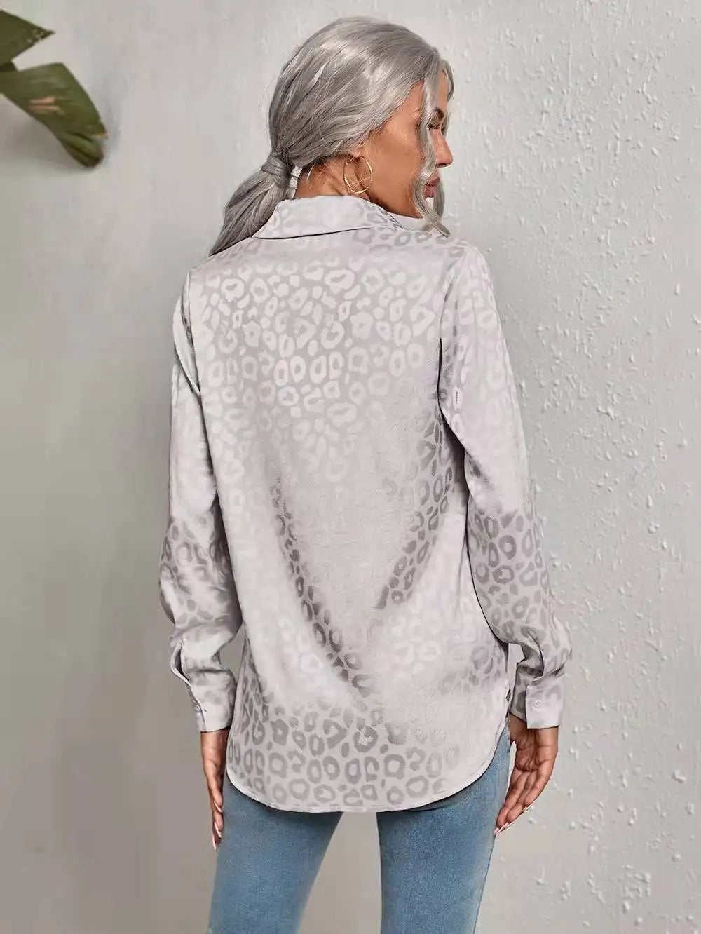 Elegante blusa da donna in jacquard con motivo pantera di tendenza