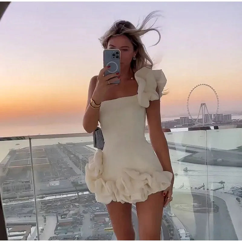 Elegante mini vestaglia da donna senza maniche e senza spalline con accattivanti strisce e rete sul petto - perfetta per feste e passeggiate
