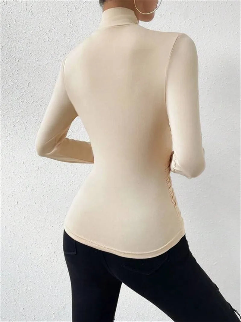 Top elegante da donna con scollo a punta e maniche lunghe - vestibilità slim elegante e aderente