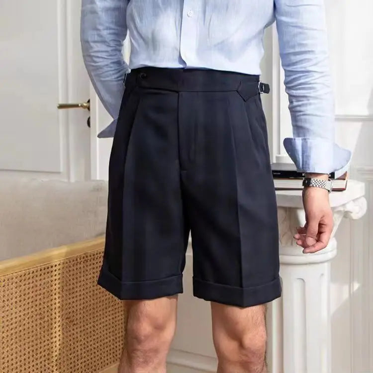 Pantaloncini su misura da uomo con dettagli plissettati frontali, orli arrotolati e lunghezza al ginocchio per uno stile elegante e casual