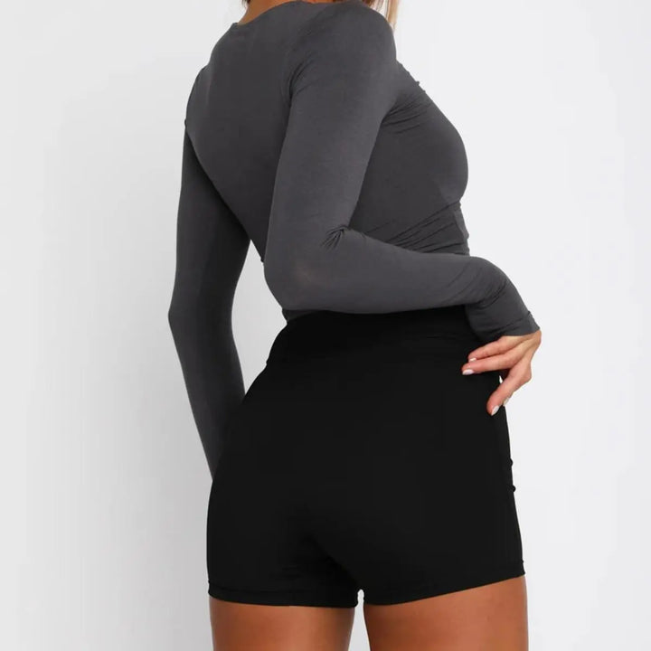 T-shirt da donna alla moda con scollo lungo e polsini eleganti