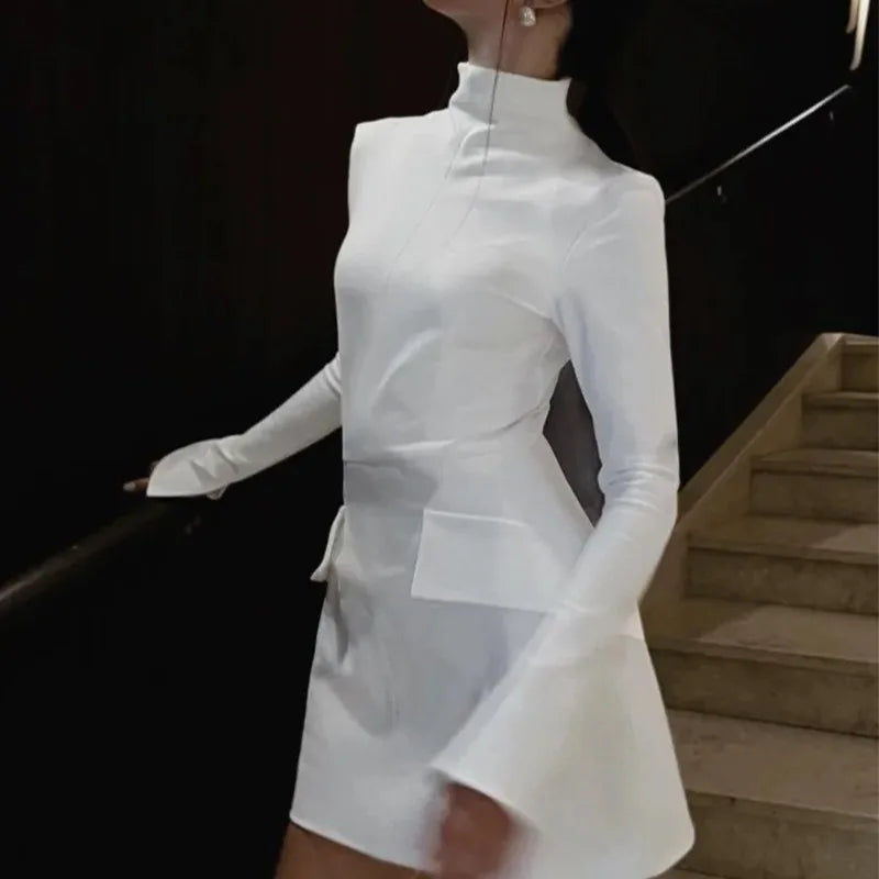 Robe Mini Fitted Élégante et Confortable pour Femmes - Col Haut Sophistiqué - Longues Manches - Détails Structurés aux Hanches
