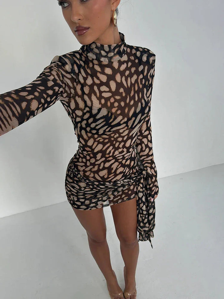 Elegante accappatoio da donna con stampa animalier alla moda, comodo colletto ed eleganti polsini longitudinali - con orlo regolabile ed elegante colletto drappeggiato