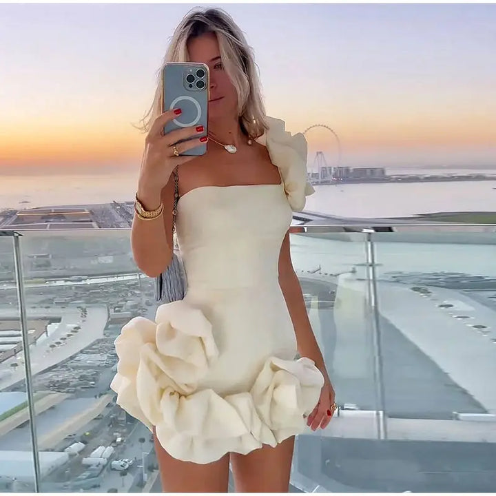 Elegante mini vestaglia da donna senza maniche e senza spalline con accattivanti strisce e rete sul petto - perfetta per feste e passeggiate