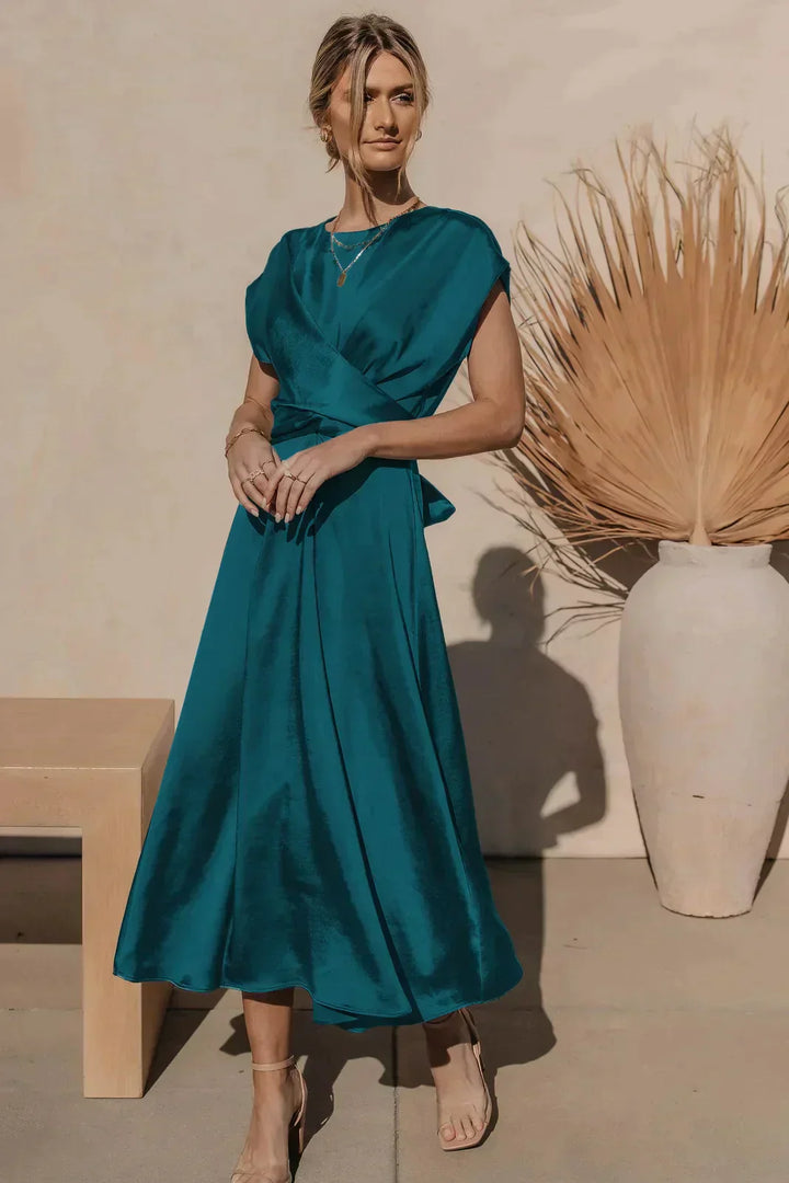 Elegante abito da sera in raso, con un drappeggio di grande effetto e una pratica cintura regolabile