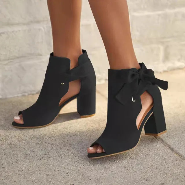Sandali con tacco alto, eleganti e sexy, con un sottile fiocco: aggiungono eleganza al vostro look