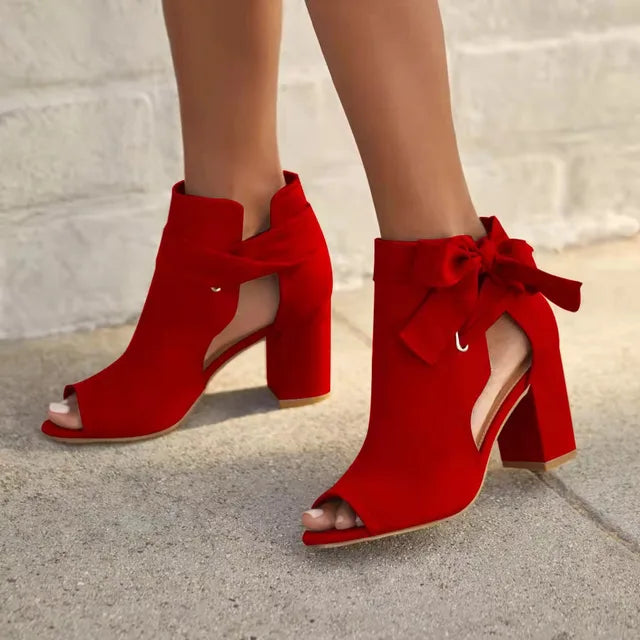 Sandali con tacco alto, eleganti e sexy, con un sottile fiocco: aggiungono eleganza al vostro look