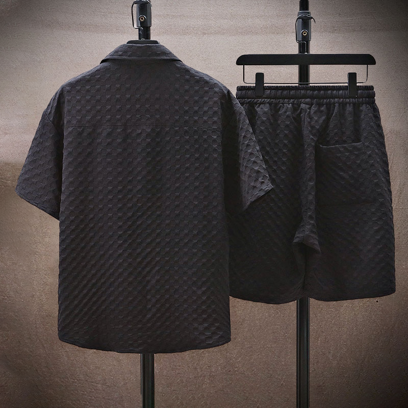 Elegante set da uomo in due pezzi: elegante camicia a maniche corte testurizzata e comodi pantaloncini con elastico in vita per un look casual e alla moda