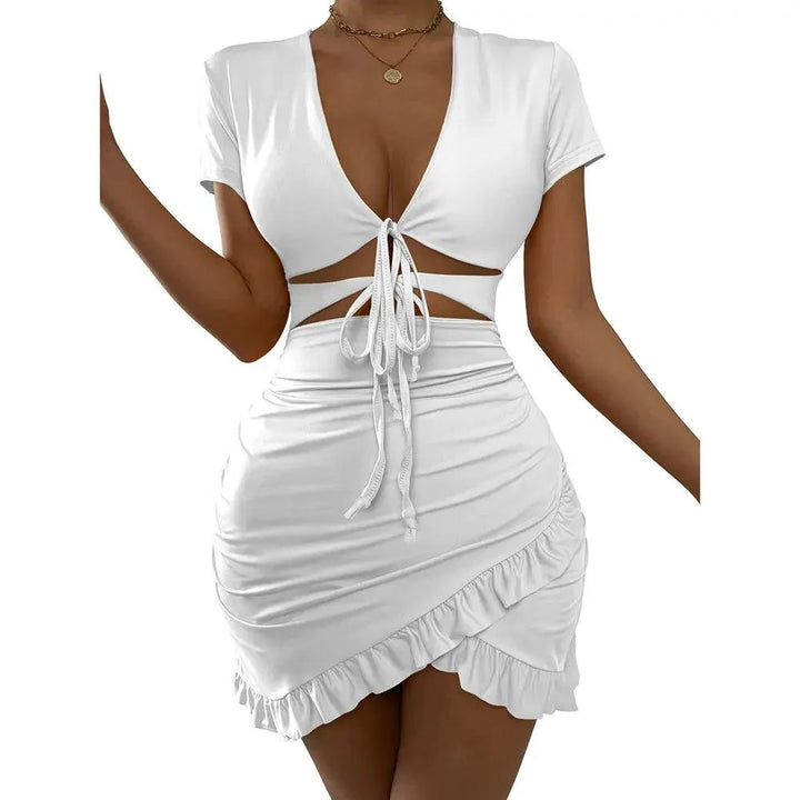 Vestido ajustado feminenino con escote en V profundo, mangas cortas, cintura con aberturas e minifalda fruncida per un estilo seduttore