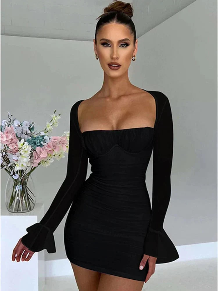 Elegante tunica da donna con collo alto ed eleganti polsini lunghi