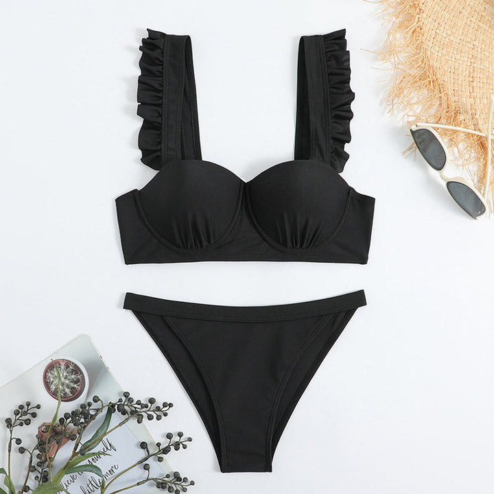 Elegante camicia da notte da donna con eleganti spalle rigide, decorata con delicati volant e incantevoli doppi fiocchi