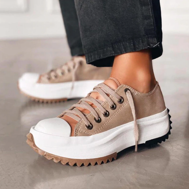 Scarpe da ginnastica con plateau da donna con un design di tendenza: un'opzione comoda, elegante e casual per tutti i giorni.