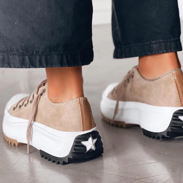 Scarpe da ginnastica con plateau da donna con un design di tendenza: un'opzione comoda, elegante e casual per tutti i giorni.