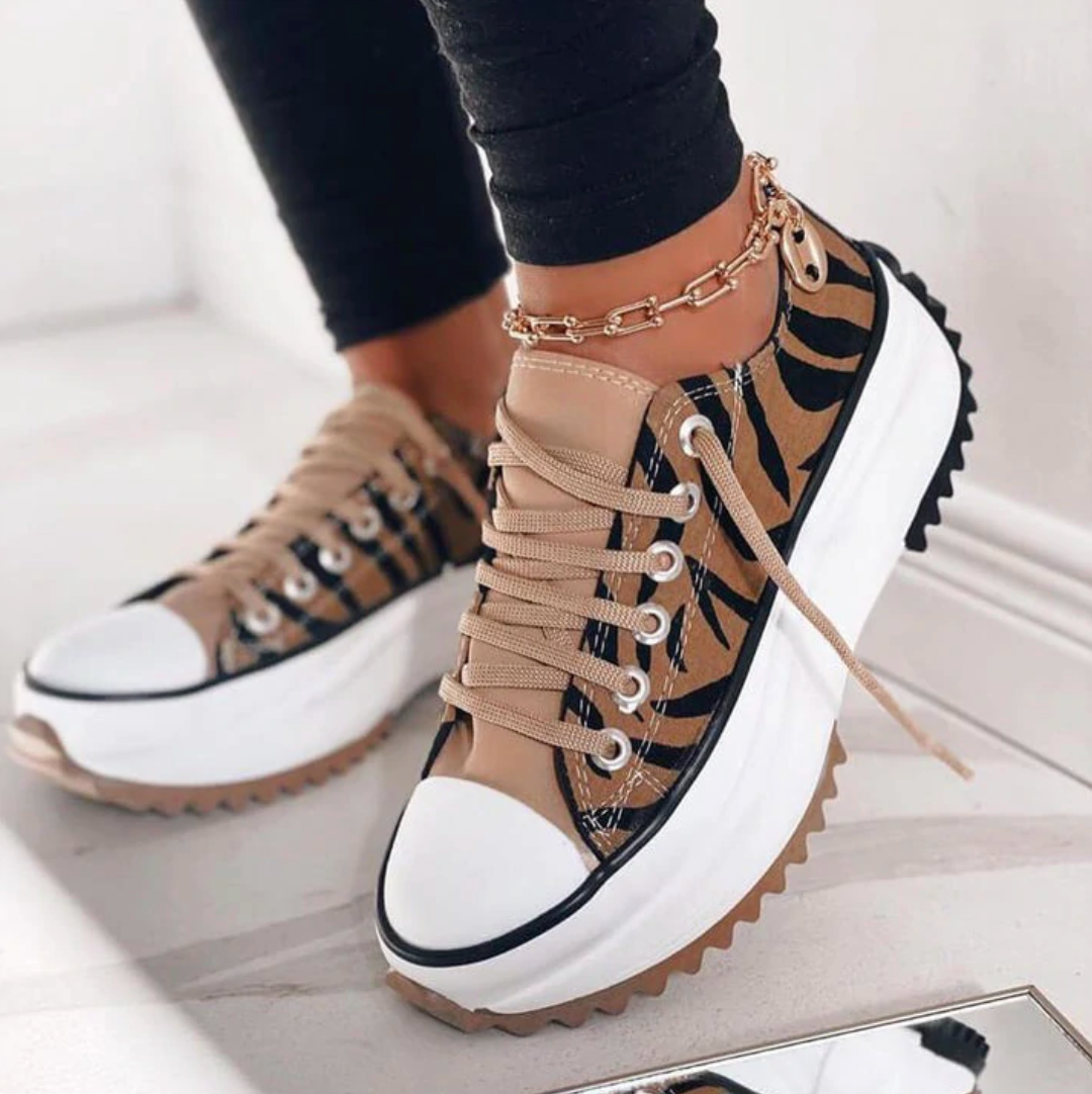 Scarpe da ginnastica con plateau da donna con un design di tendenza: un'opzione comoda, elegante e casual per tutti i giorni.