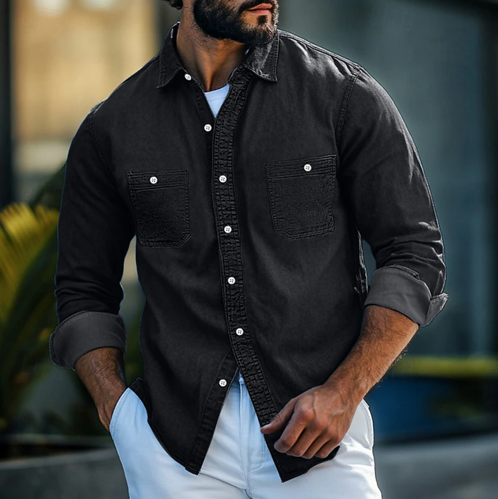 T-shirt da uomo in denim con taglio classico, polsini lunghi e bottone sul petto.