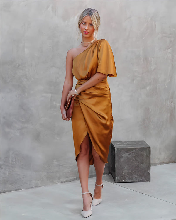 Elegante abito midi in raso di Sinclair per un look sofisticato