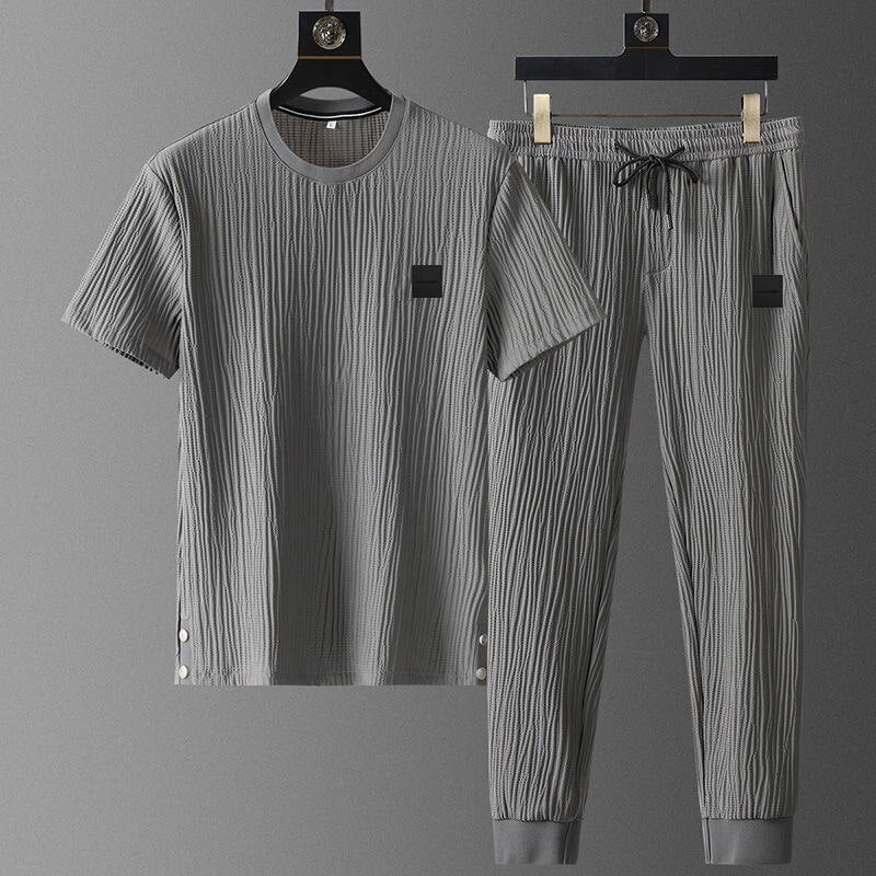 Elegante set tuta da uomo in tessuto plissettato - comoda T-shirt a maniche corte e comodi joggers dalla vestibilità rilassata