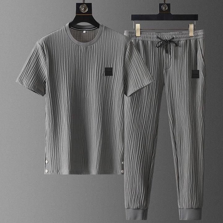 Elegante set tuta da uomo in tessuto plissettato - comoda T-shirt a maniche corte e comodi joggers dalla vestibilità rilassata