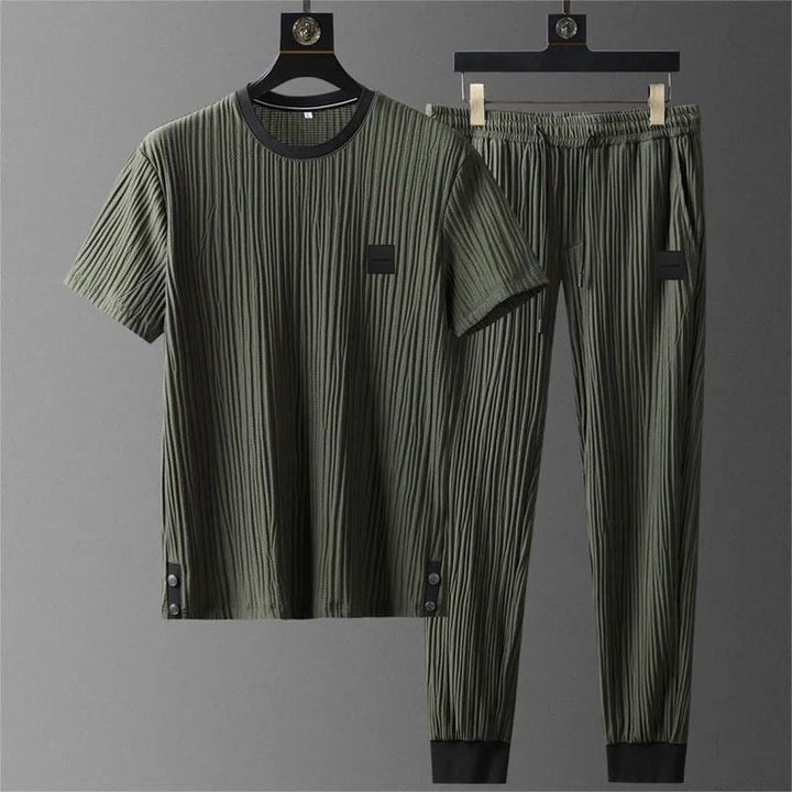 Elegante set tuta da uomo in tessuto plissettato - comoda T-shirt a maniche corte e comodi joggers dalla vestibilità rilassata