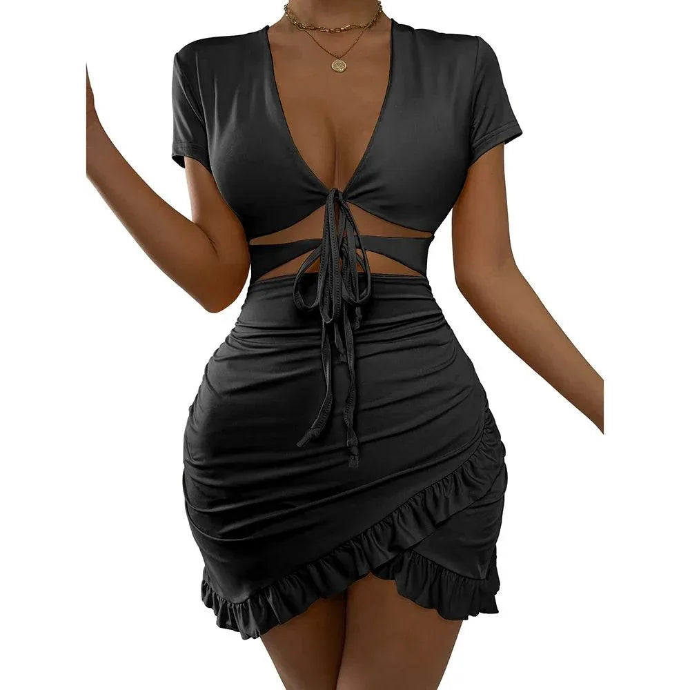 Vestido ajustado feminenino con escote en V profundo, mangas cortas, cintura con aberturas e minifalda fruncida per un estilo seduttore