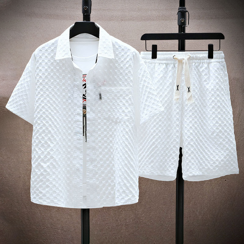 Elegante set da uomo in due pezzi: elegante camicia a maniche corte testurizzata e comodi pantaloncini con elastico in vita per un look casual e alla moda