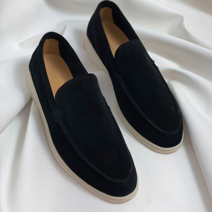 Esclusivi mocassini da uomo in morbida pelle scamosciata e pelle pregiata: una combinazione di eleganza, comfort e stile.