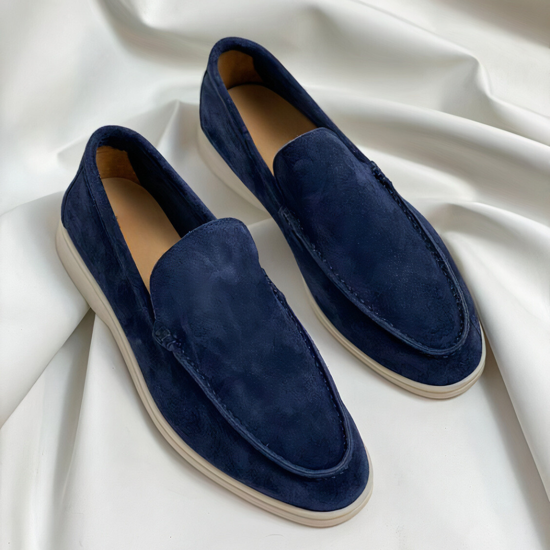 Esclusivi mocassini da uomo in morbida pelle scamosciata e pelle pregiata: una combinazione di eleganza, comfort e stile.