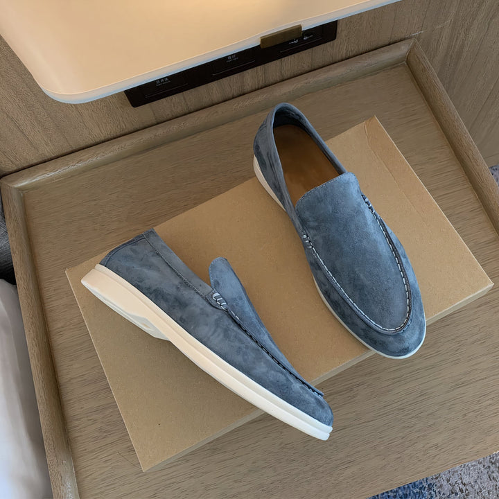 Esclusivi mocassini da uomo in morbida pelle scamosciata e pelle pregiata: una combinazione di eleganza, comfort e stile.